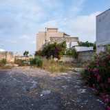 ...solo uno spoglio spiazzale recintato da un muro e preda delle erbacce